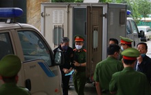 Ông Nguyễn Bắc Son đeo khẩu trang phòng Covid-19, rời xe đặc chủng vào toà phúc thẩm