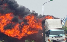 Quảng Bình: Xe tải bất ngờ bốc cháy, thiêu rụi hàng chục chiếc xe máy trên thùng