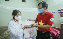 Trao tặng quà của bạn đọc Báo Người Lao Động cho bệnh nhân xóm chạy thận tại Hà Nội