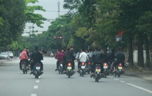 Bất chấp lệnh cấm, nhóm nam nữ thanh, thiếu niên đi xe máy dàn hàng ngang, lạng lách