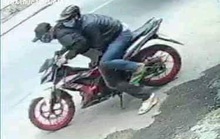NÓNG: Công an tung người truy bắt 2 thanh niên dùng bình xịt hơi cay cướp tiệm vàng ở Bình Chánh