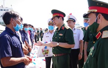 Thứ trưởng Bộ Quốc phòng đón 30 ngư dân gặp nạn trên biển trở về