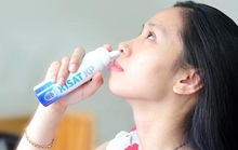 Có nên dùng nước muối sinh lý rửa mũi hằng ngày?