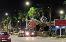 Hàng loạt cột đèn trang trí mới làm tại TP Vinh đổ gãy sau trận mưa