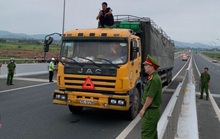 Nam thanh niên cầm dao dọa chém người trên cao tốc, gây thương tích cho công an xã