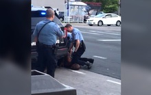Mỹ: Bị cảnh sát da trắng lấy đầu gối chẹt cổ, người đàn ông da màu tử vong