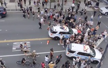 Biểu tình bạo lực ở Mỹ: Xe cảnh sát vượt rào tông vào đám đông