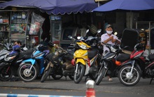 TP HCM dần nhộn nhịp, vỉa hè lại bị lấn chiếm
