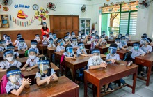 Không bắt buộc học sinh phải đeo nón chống giọt bắn khi đến trường