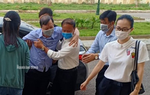 Người nhà dìu cựu trưởng Công an TP Thanh Hóa tới tòa