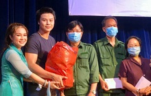 Nghệ sĩ Võ Minh Lâm xúc động trao quà công nhân sân khấu tại Nhà hát Trần Hữu Trang