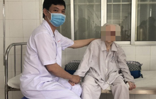 Cụ bà 103 tuổi vui mừng sau khi được thay khớp háng do té võng