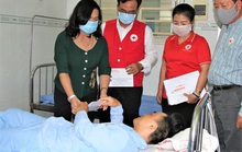 Đồng Nai: Tặng quà công nhân bị tai nạn lao động