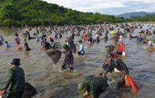 Người dân nô nức lao xuống nước đánh bắt cá trong lễ hội độc đáo có từ 300 năm
