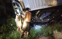 Tai nạn kinh hoàng xe container đè bẹp xe khách Limousine, 3 người tử vong
