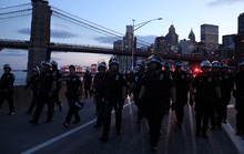 Biểu tình tại Mỹ: Xe hơi lao vào cảnh sát ở New York