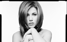 Jennifer Aniston đấu giá ảnh khỏa thân làm từ thiện