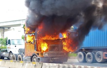 Xe container cháy ngùn ngụt trên xa lộ Hà Nội