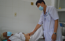 Lần đầu tiên ở ĐBSCL cứu sống cụ ông 81 tuổi tiểu ra máu liên tục