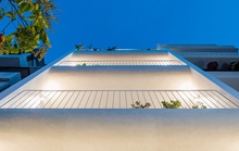 Ngôi nhà phố toàn màu trắng nổi bật ở TP HCM