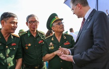 Đại sứ Mỹ thăm cầu Hàm Rồng cùng cựu chiến binh Việt Nam