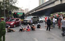 Hàng chục người mang di ảnh người thân bị tai nạn giao thông ngồi dàn hàng ngang ra đường