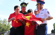 Xúc động hình ảnh ngư dân Cù Lao Chàm thay cờ Tổ quốc trên tàu cá