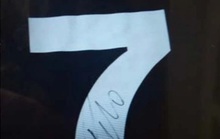 Ronaldo tặng áo đấu có chữ ký cho các bác sĩ Cuba chống Covid-19 ở Ý