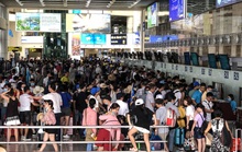 CLIP: Hành khách đông nghẹt, vật vờ chờ  đợi ở sân bay Nội Bài trong mùa du lịch