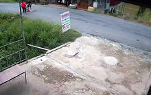 CLIP: Bé gái bị xe máy tông vì băng qua đường như tia chớp