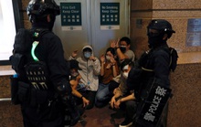 Cảnh sát Hồng Kông bắt nghi phạm biểu tình ngay trên máy bay
