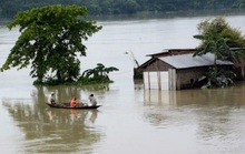 Trung Quốc hứng lũ lụt, láng giềng cũng không thoát