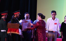 Chủ tịch Quốc hội trao bằng Tổ quốc ghi công cho thân nhân liệt sĩ