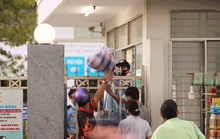 Nhân viên y tế đóng vai người vận chuyển ở bệnh viện bị phong tỏa tại Đà Nẵng