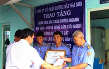 Khen thưởng nam nhân viên gác chắn cứu người