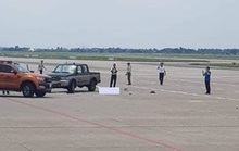Trước khi tông nữ nhân viên tử vong trong sân bay Nội Bài, xe bán tải đã vượt xe cùng chiều