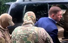 Bị nghi giết hàng loạt doanh nhân, thống đốc Nga bị áp giải về Moscow