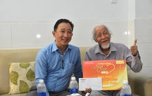 “Mai Vàng nhân ái” thăm hai nghệ sĩ Mai Thành và Phan Văn Sáng