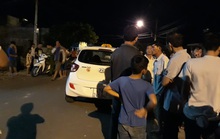 Tài xế taxi bất ngờ rút dao đâm hành khách vì... cái lồng chim