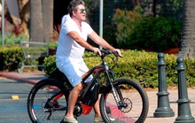 Ngã xe đạp diện, Simon Cowell phẫu thuật 6 giờ