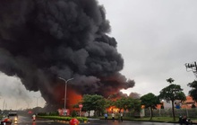 CLIP: Cháy lớn ở khu công nghiệp, lửa và cột khói cao hàng chục mét