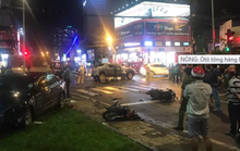 NÓNG: Ôtô húc hàng loạt xe máy dừng đèn đỏ ở Bình Thạnh, nhiều người nhập viện