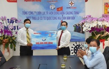 Tổng Công ty Điện lực TP HCM ủng hộ Chương trình Một triệu lá cờ Tổ quốc cùng ngư dân bám biển 300 triệu đồng