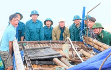 Ngư dân Thanh Hóa hối hả đưa tàu, bè vào bờ trước giờ bão số 2 đổ bộ