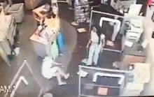 Mỹ: Nhắc người khác đeo khẩu trang, bị đẩy ngã gãy chân