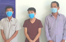 Bắt 2 gã đàn ông chạy xe ôm đưa người vượt biên trong đêm