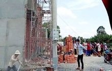 Giàn giáo công trình khu nhà phố bị đổ sập, 2 người chết, 6 người bị thương
