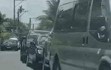 CLIP: Tấp nập xe đậu ngược chiều đường vào nhà 1 phó chủ tịch tỉnh Tiền Giang