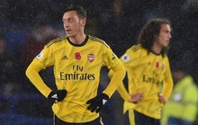 Arsenal cắt giảm 55 nhân viên, CĐV “hỏi tội” ngôi sao Mesut Ozil