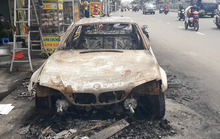 TP HCM: Ô tô bốc cháy giữa đường, tài xế tung cửa thoát thân